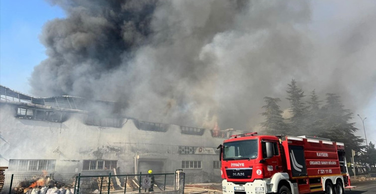 Kayseri'de Fabrika Yangınına Müdahale Ediliyor