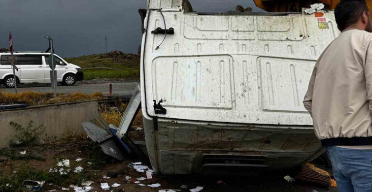 Kayseri'de hafriyat kamyonu ile lokomotif çarpıştı: 2 yaralı