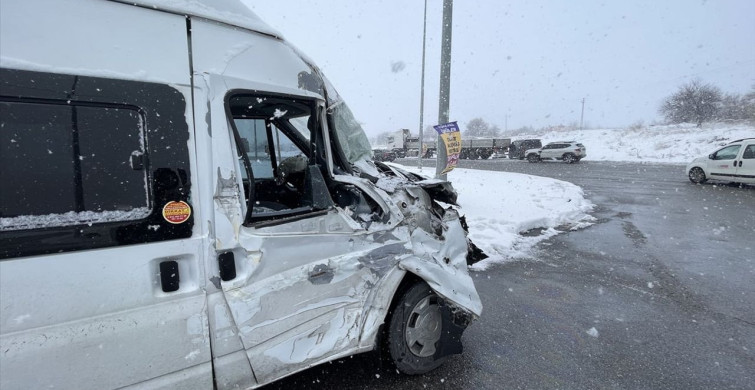 Kayseri'de İşçi Servisi ile Tır Çarpıştı: 11 Yaralı