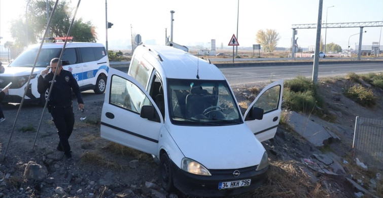 Kayseri'de Lokomotifin Çarptığı Araçta İki Yaralı