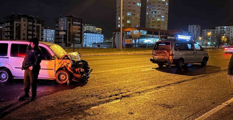Kayseri'de Minibüse Çarpan Araçta 6 Yaralı