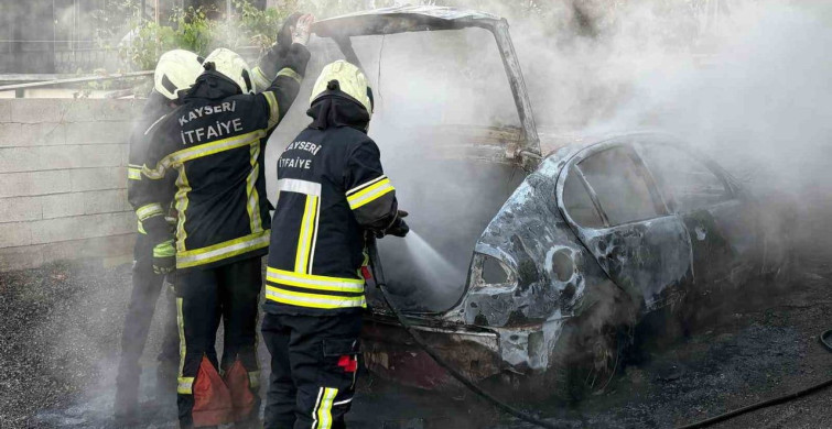 Kayseri'de müstakil evin otoparkında yangın: otomobil küle döndü
