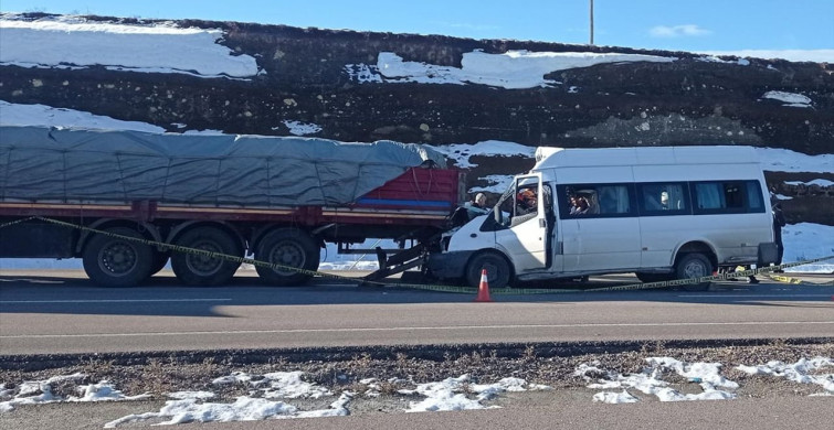Kayseri'de Okul Servisi Tırla Çarpıştı: 1 Ölü, 6 Yaralı