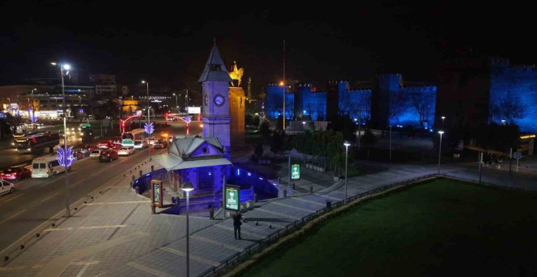 Kayseri'de Otizm Farkındalığı İçin Mavi Işık Yayıldı