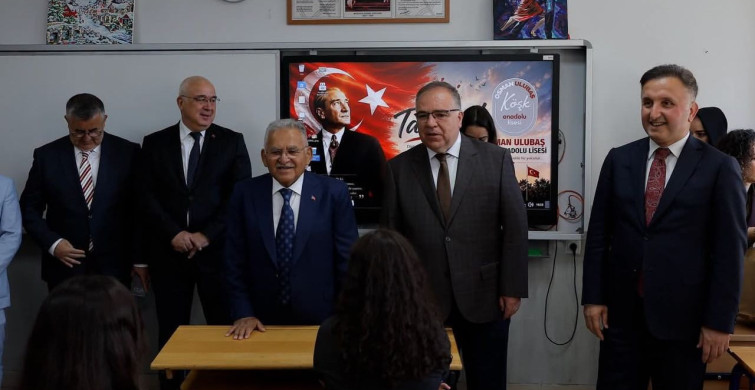 Kayseri'de protokol, öğrencilerin karne heyecanına ortak oldu