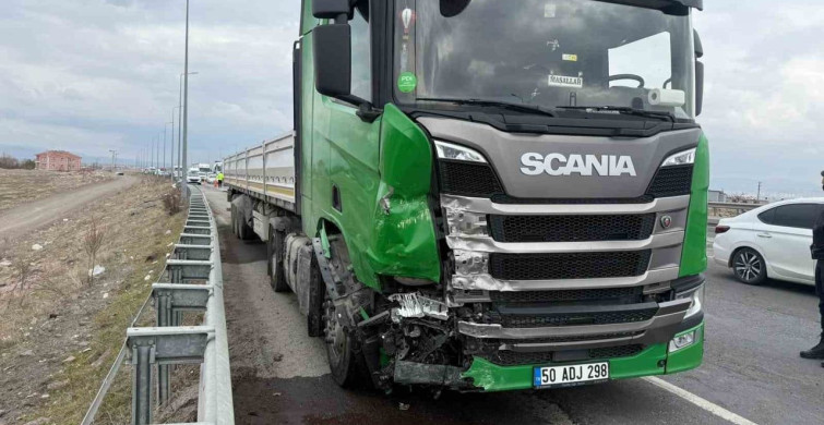 Kayseri'de Tır Çarpması sonucu Yaralanan MHP Eski Milletvekili Oğlunun Kazası Kamerada