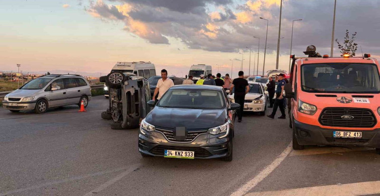Kayseri'de trafik ışıklarında bekleyen 4 araca çarpan otomobilin kazasında 4 yaralı