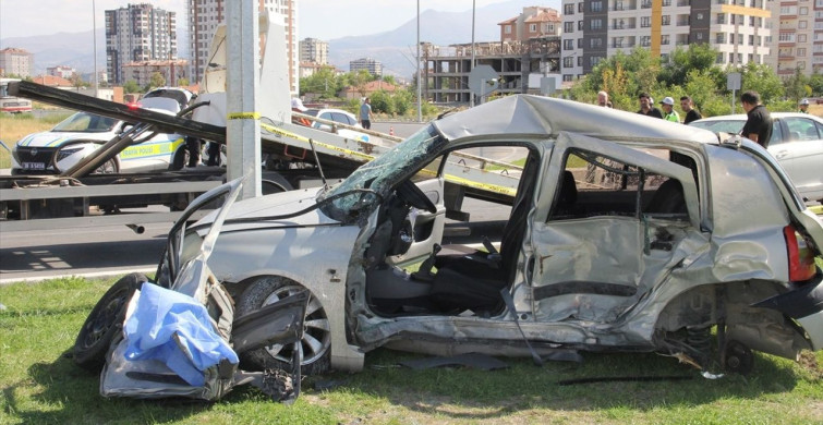 Kayseri'de Trafik Kazası: 2 Ölü, 3 Yaralı