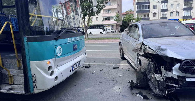 Kayseri'de Trafik Kazası: Halk Otobüsü ile Otomobil Çarpıştı