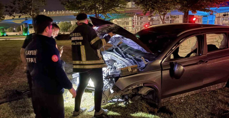 Kayseri'de virajı alamayan SUV aracı aydınlatma direğini söktü: 1 yaralı