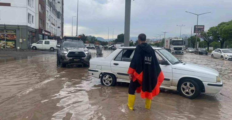 Kayseri'de Yağış Sonrası Araçlarla Mahsur Kalanlar Kurtarıldı