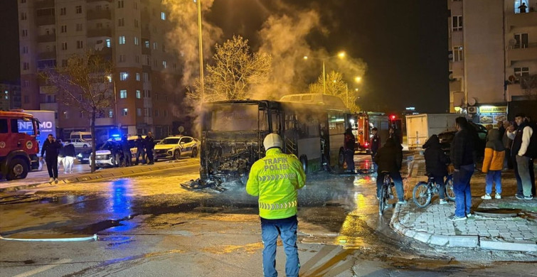 Kayseri'de Yangın: Seyir Halindeki Halk Otobüsü Kullanılamaz Hale Geldi
