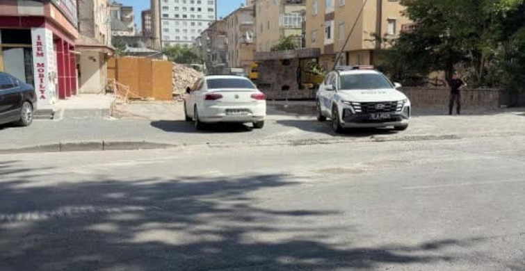 Kayseri’de yıkım çalışmasındaki iş makinası devrildi: 1 yaralı