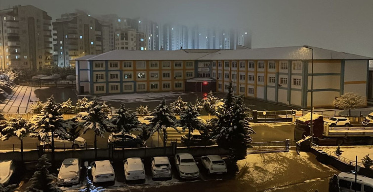 Kayseri'de Yoğun Kar Yağışı Etkili Oluyor