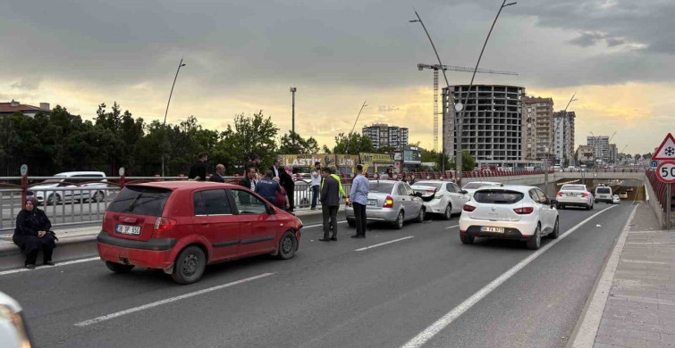Kayseri'de Zincirleme Trafik Kazası: 2 Yaralı