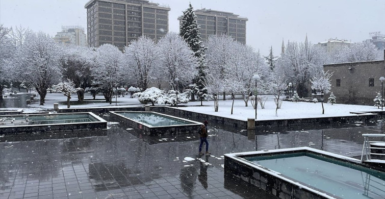Kayseri'yi Beyaza Bürüyen Kar Yağışı