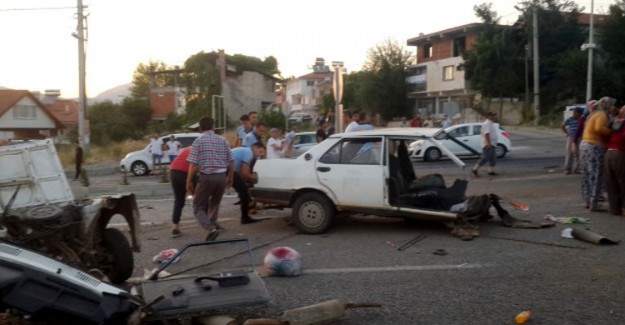 Kaza Yapan Araç Ortadan İkiye Ayrıldı