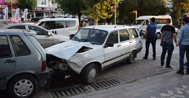 Kaza Yapan Araç Sürücüsü Kaçtı