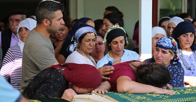 Kazada Hayatını Kaybeden Anne, Baba Ve Oğul Toprağa Verildi