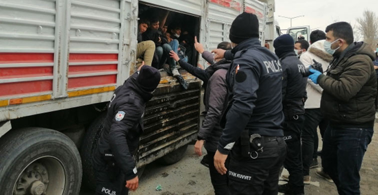 Kazaya Karışan Kamyondan 114 Düzensiz Göçmen Çıktı
