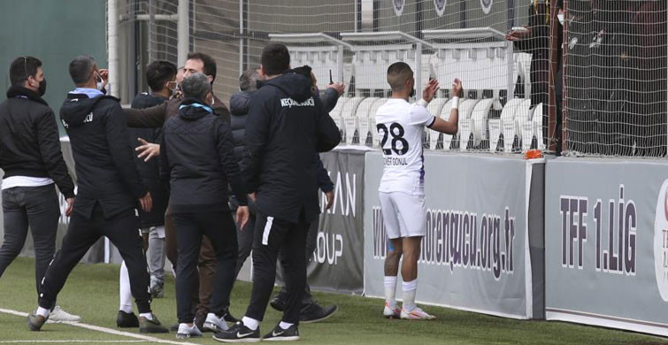 Keçiörengücü-Samsunspor Maçında Saha Karıştı!