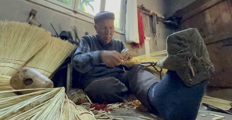 Kemal dede 60 yıldır geçimini ot süpürgeden sağlıyor