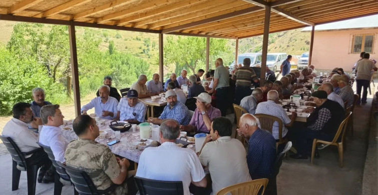 Kemaliye kaymakamı Emirhan Arıkan, Gözaydın köyünde vatandaşlarla bir araya geldi