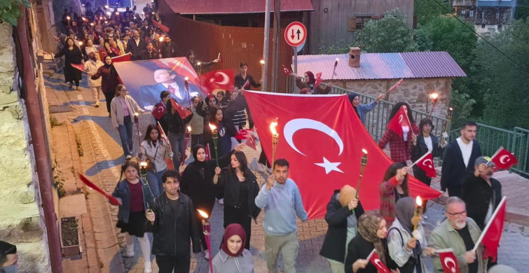 Kemaliye'de 19 Mayıs Coşkusu Fener Alayıyla Yaşandı