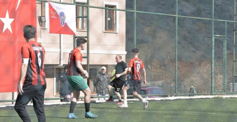 Kemaliye'de Dostluk Maçıyla Polis Haftası Kutlandı