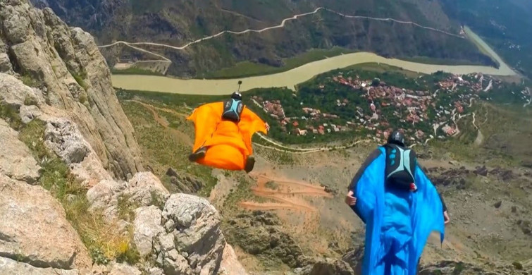 Kemaliye'de wingsuit sporcularından nefes kesen atlayışlar