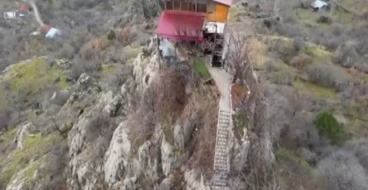 Kemaliye'deki Kayalık Zirvesindeki Ev