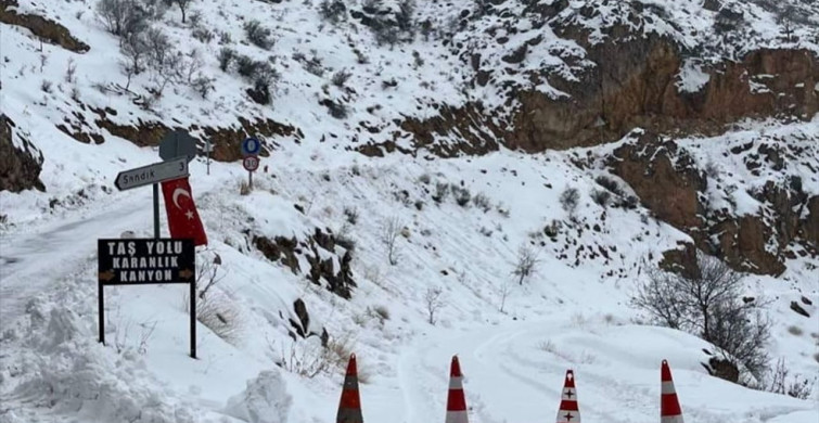 Kemaliye'deki Taş Yolu'nda Çığ Düşmesi