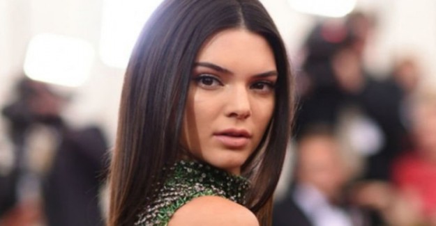 Kendall Jenner Giydiği Elbiseyle Geceye Damgasını Vurdu