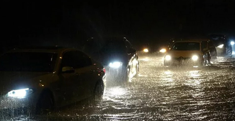Kent Göle Döndü! Antalya'da Sağanak Yağış Vatandaşı Olumsuz Yönde Etkiledi