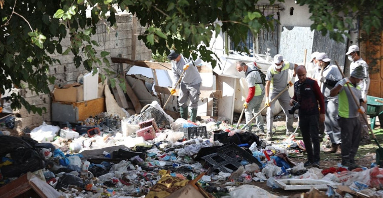 Kepez'de Müstakil Evlerden Tonlarca Çöp Çıkarıldı