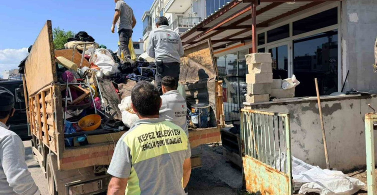 Kepez'de Temizlik Operasyonu: 4 Kamyon Daha Çöp Çıkarıldı