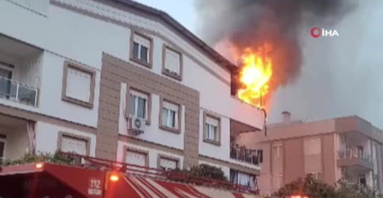 Kepez'de Yangın Korkuttu: Teras Katında Alevler Yükseldi