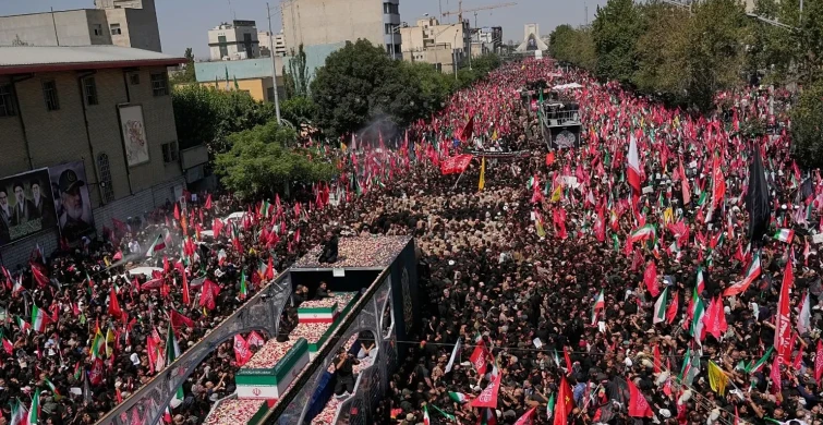 Kerbela'da tarihi veda! Milyonlar İranlı lider için meydanlara akın ediyor