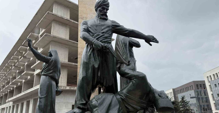 Kıbrıs Meydanı’ndaki Anıt Yeniden Yerine Konuldu