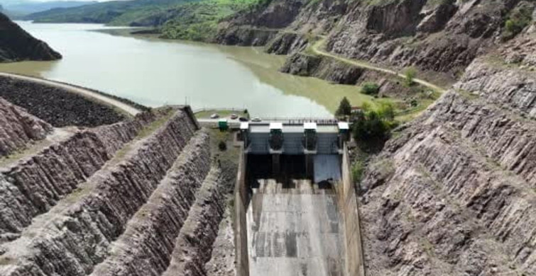 Kılıçkaya Barajı Taşan Su Seviyesi Nedeniyle Savak Kapakları Açıldı