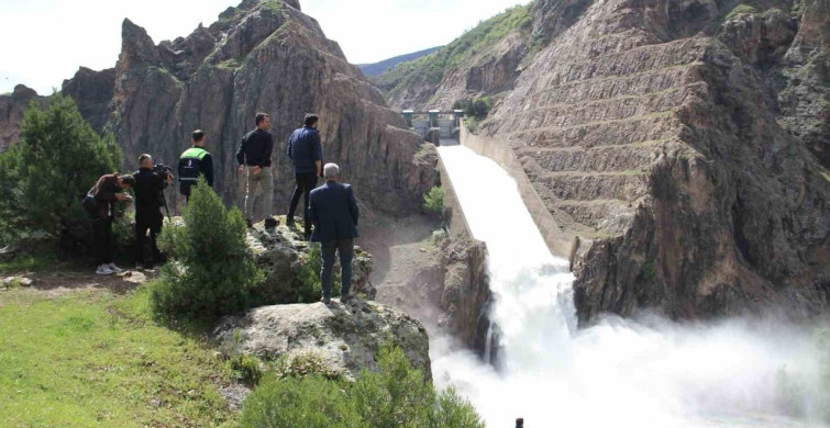 Kılıçkaya Barajı'ndan Su Tahliyesi Artıyor