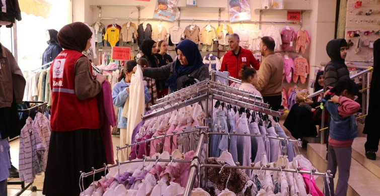 Kilis'te Kızılay Bayram Hediyeleri Dağıttı