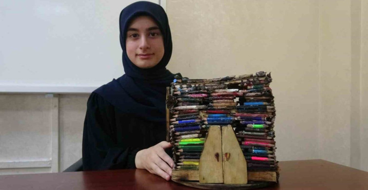 Kilis'te lise öğrencisi, biriktirdiği kalemlerle minyatür ev yaptı