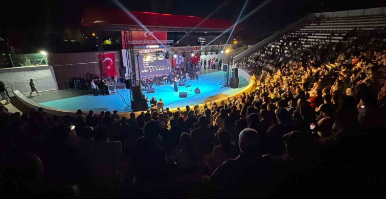 Kilis'te millet bahçesi'nde açık hava konserine yoğun ilgi
