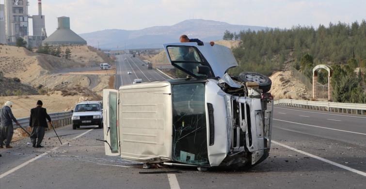 Kilis'te Minibüs ve Otomobil Çarpıştı: 3 Yaralı