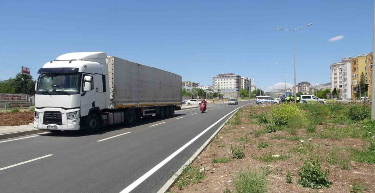 Kilis’te Tır ile Motosiklet Çarpıştı: 2 Ağır Yaralı
