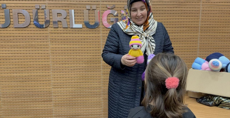 Kimsesiz Çocuklara Mutluluk Dağıtan Börültücü Kadın