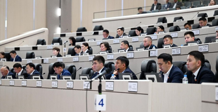 Kırgızistan'da Nurlanbek Turgunbek uulu Yeniden Meclis Başkanı Seçildi