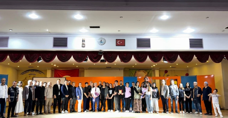 Kırık Işıklar Tiyatro Oyunu İzleyicilerden Tam Not Aldı