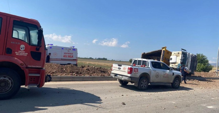 Kırıkhan'da hafriyat kamyonu devrildi, sürücüsü yaralandı